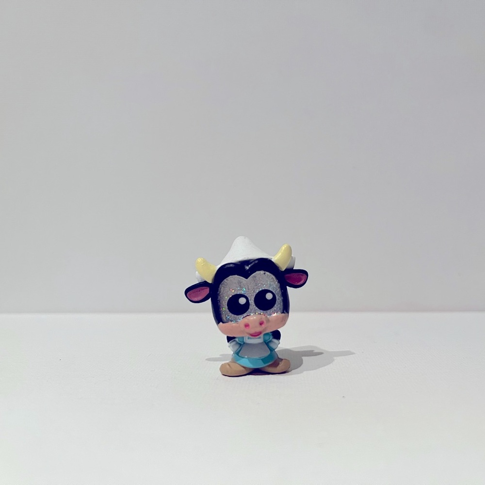 Disney Doorables Let's Go! Series International Getaway Clarabelle